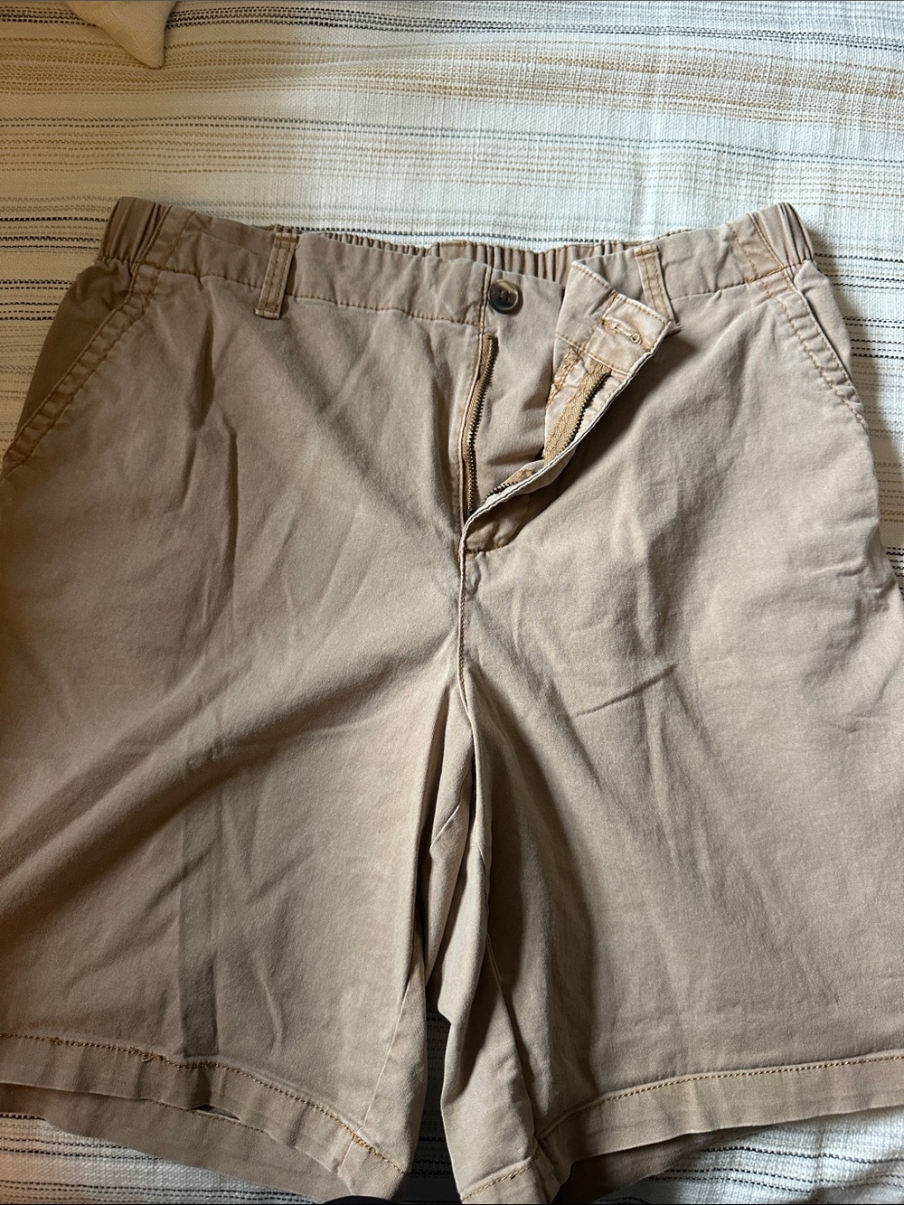 Old Navy..Set of 4 Casual Elastic-Waist Shorts in Black, Navy, Gray, and Khaki - Picture 9 of 14